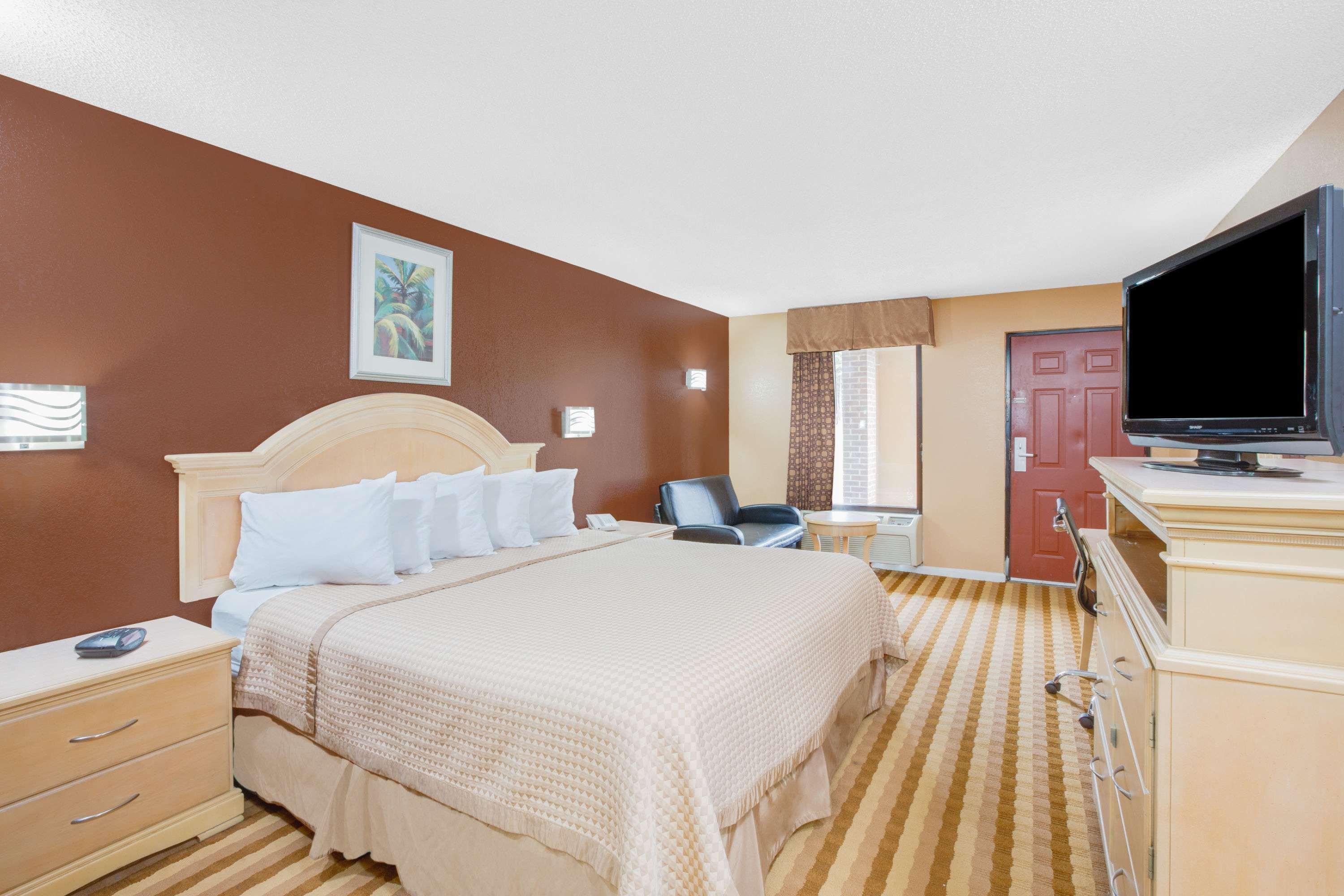 Columbus Inn And Suites Ngoại thất bức ảnh