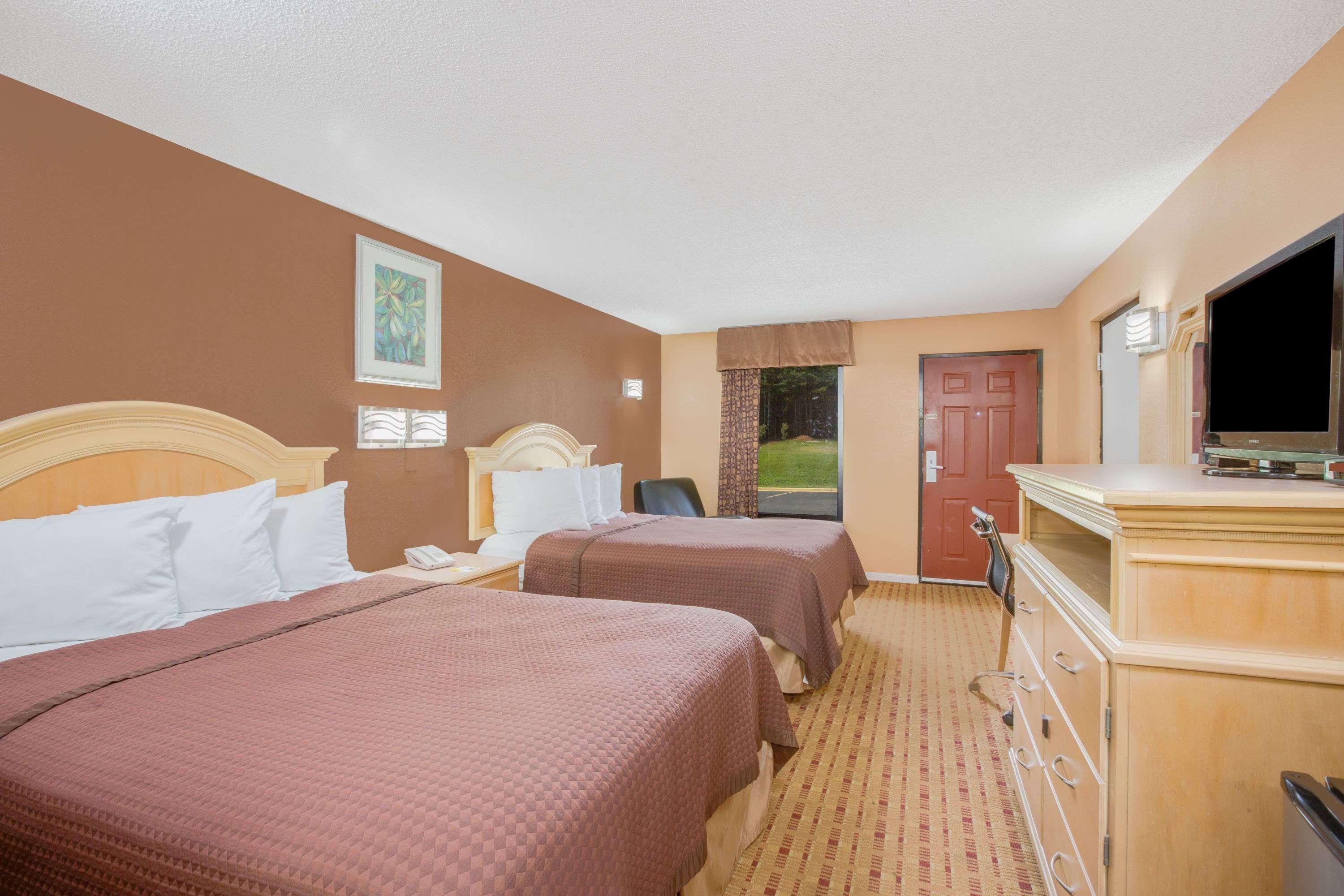 Columbus Inn And Suites Ngoại thất bức ảnh