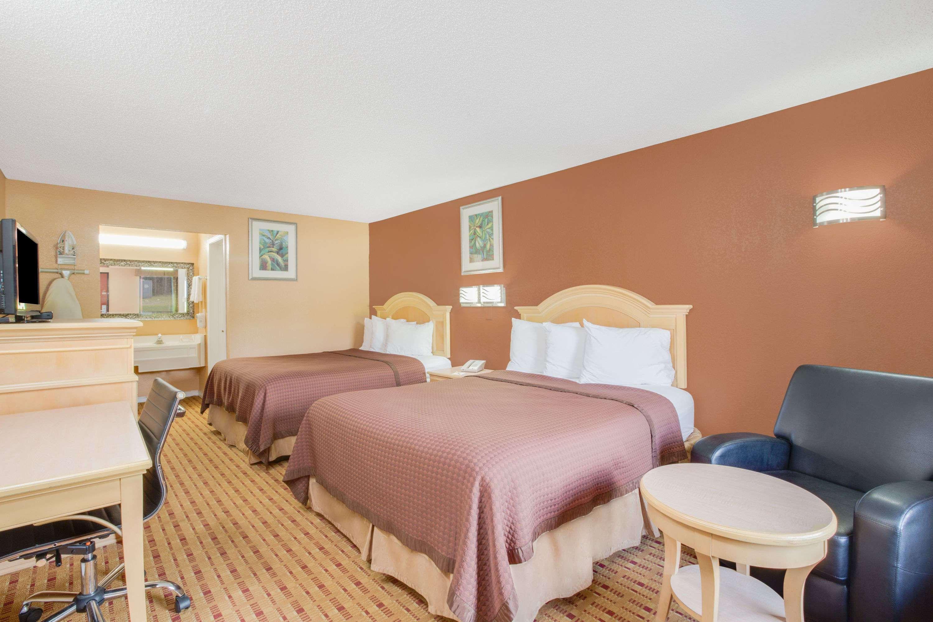 Columbus Inn And Suites Ngoại thất bức ảnh